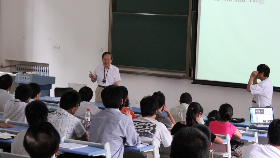 Quantum Gases 2010会议上杨振宁先生做学术报告